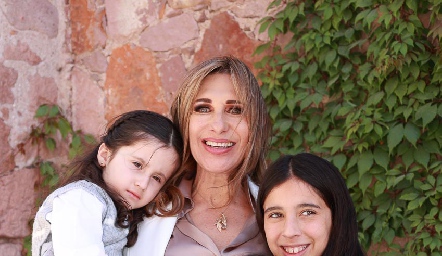  Mónica Celis y sus nietas, Regina, Sofía y Mónica.