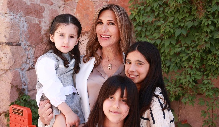  Mónica Celis y sus nietas, Regina, Sofía y Mónica.