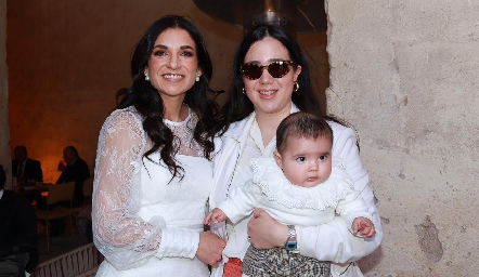  Carla Moreno, Alejandra Maza y su bebé.