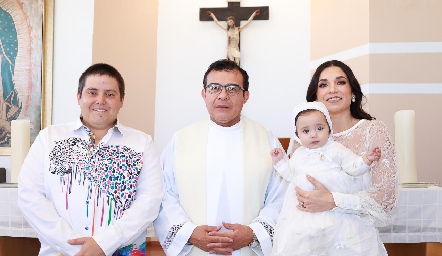  Aurelio Cadena, padre Chava, Carla Moreno y su hija Valentina.