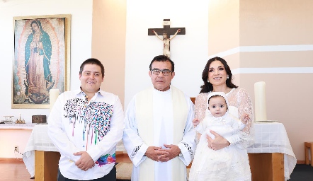  Aurelio Cadena, padre Chava, Carla Moreno y su hija, Valentina.