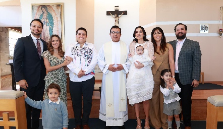  Roberto Alcalde, Laura Cadena, Aurelio Cadena, padre Chava, Carla Moreno, Mónica Moreno y Mauricio Vázquez con Valentina.