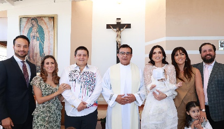  Roberto Alcalde, Laura Cadena, Aurelio Cadena, padre Chava, Carla Moreno, Mónica Moreno y Mauricio Vázquez con Valentina.