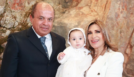  Ramón Moreno y Mónica Celis con su nieta Valentina Cadena.
