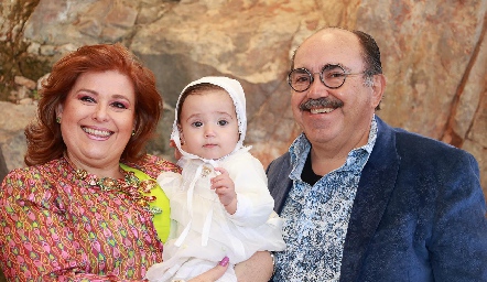  Valentina con sus abuelos, Laura Rodríguez y Aurelio Cadena.