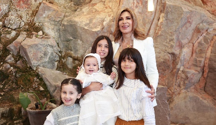  Mónica Celis con sus nietas, Mónica, Sofía, Regina y Valentina.