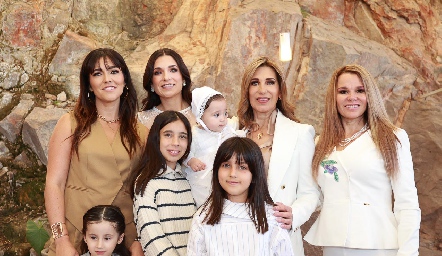  Mónica y Carla Moreno, Valentina Cadena, Mónica Celis, Sofía, Regina y Mónica Vázquez e Irma Celis.