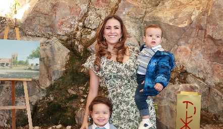  Laura Cadena con sus hijos.