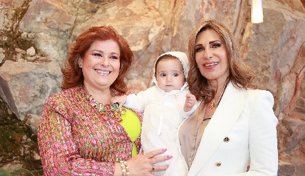  Valentina Cadena con sus abuelas, Laura Rodríguez y Mónica Celis.