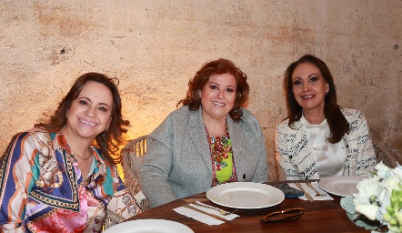  Evelina Cadena, Laura Rodríguez y Leticia Castro.