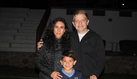  Irasema Abud y Juan Carlos Feres con su hijo Juan Carlos.