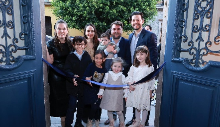  Mariloli García, Patricia Baeza, José Leos, Juan Carlos Leal con sus hijos, Leonardo y María Leal, José, Mariloli y Marijó Leos.