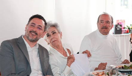  Alfredo, Margarita y Alfredo Lujambio.