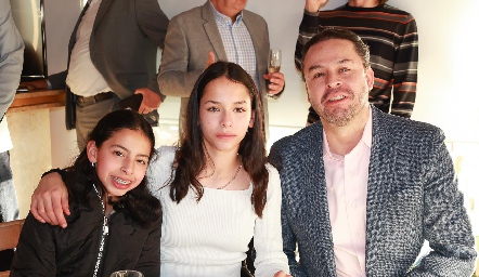  Milton Martínez con sus hijas, Victoria y Bárbara.