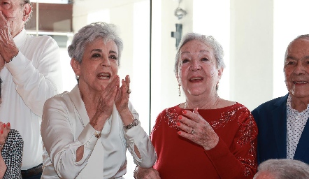  Margarita Cataño con su hermana, Guadalupe Cataño.
