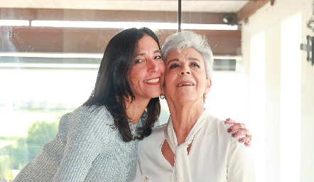  Margarita Cataño con su hija, Alejandra Lujambio.