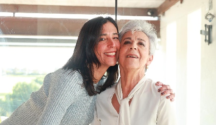  Margarita Cataño con su hija, Alejandra Lujambio.