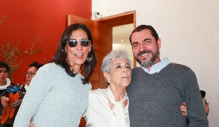  Alejandra y Margarita Lujambio con Carlos Cataño.