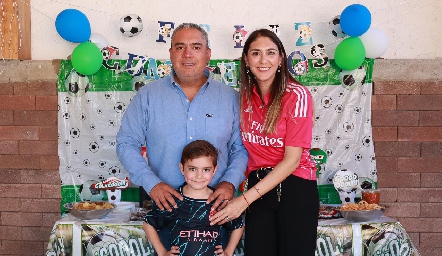  Eduardo García y Fernanda Valdés con su hijo Rodrigo.