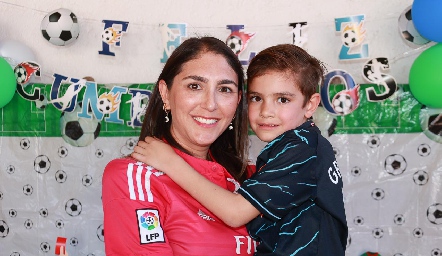  Fernanda Valdés con su hijo Rodrigo.