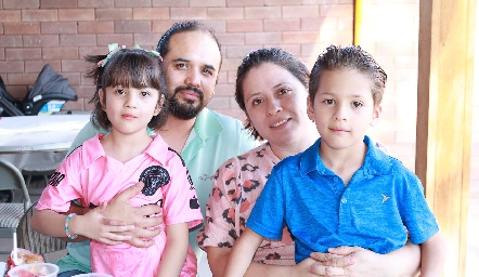  Daniel Arenas y Lucía Bedolla con sus hijos Lucía y Sergio.