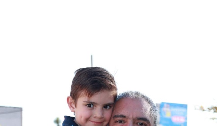  Eduardo García con su hijo Rodrigo.