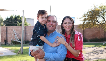  Rodrigo con sus papás, Eduardo García y Fernanda Valdés.