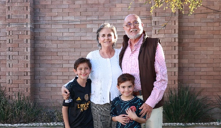  Gabriela Borbolla y Fernando Valdés con sus nietos Sebastián y Rodrigo.