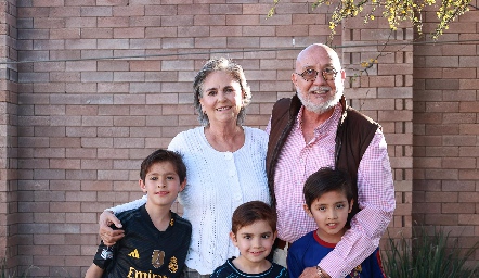  Gabriela Borbolla y Fernando Valdés con sus nietos Sebastián, Rodrigo y Fernando.
