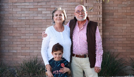  Rodrigo con sus abuelos, Gabriela Borbolla y Fernando Valdés.