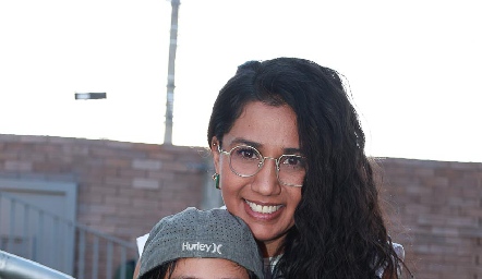  Carla Salinas con su hijo, Joaquín.