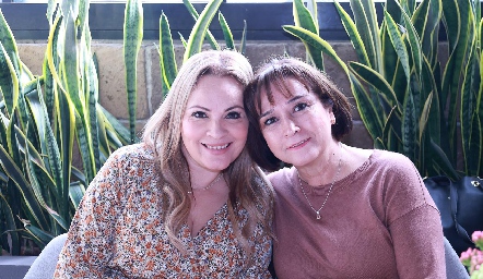  Madeleine Ricavar y Estela Tobías.