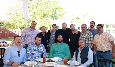  Armando Trujillo con sus amigos.
