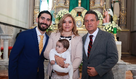  Juan Carlos con sus padrinos Fernando Pérez, Martha Irene Morales y Luis Lozoya.