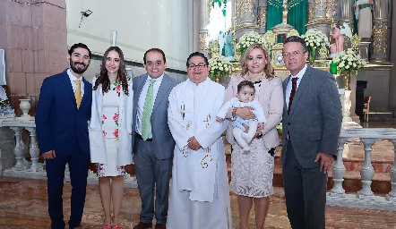  Fernando Pérez, Daniela Pérez, Jaime Morales, Martha Irene Morales, Juan Carlos Morales y Luis Lozoya con el sacerdote.