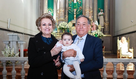  Martha Irene Villalobos de Morales y Jaime Eduardo Morales con su nieto Juan Carlos.
