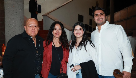  Jorge Aguilar y Pilar Álvarez con su familia.