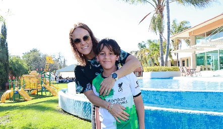  María Sotomayor con su hijo Mauricio Valdés.