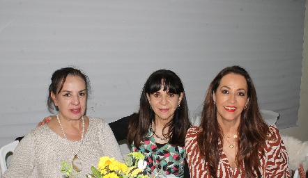  Lourdes Chevaile, Paty Campos y Silvia Medrano.