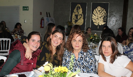  Lulú, Jessica, Pilar y Mónica.