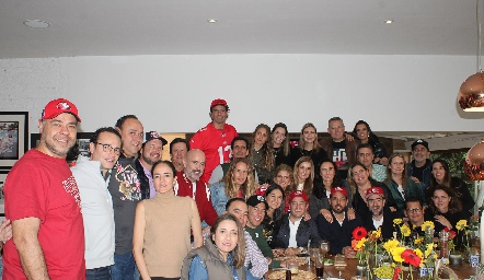 Amigos disfrutaron del Super Bowl y festejaron el cumple de Lu López.