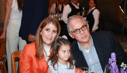  Mónica Hernández y Miguel Torres Corzo con su nieta Paula.