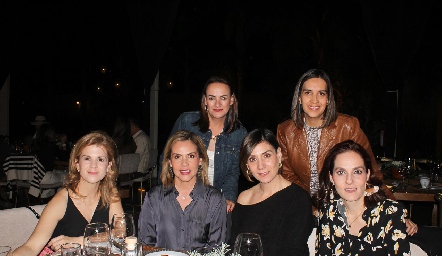  Lorena González, Ana Madrigal, Cyntia Aguilera, Lucía Del Rincón, Lucrecia del Villar y Tony Romo.