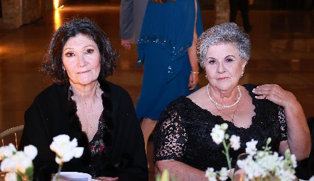  Susana González y Elvira Oro.