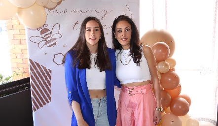  Scarlett Espinosa con su mamá Ruth Morales.