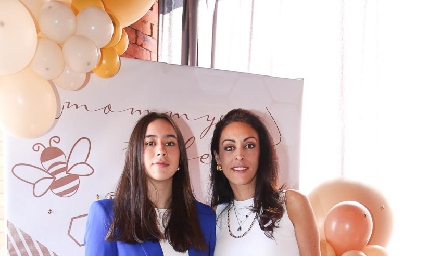  Scarlett Espinosa con su mamá Ruth Morales.