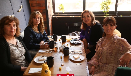  Anabel Valle, Lorena Robles, Mónica Alcalde y Pituca Espinosa.