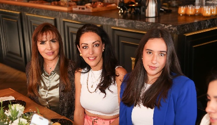  Nidia de Espinosa, Ruth Morales y Scarlett Espinosa.