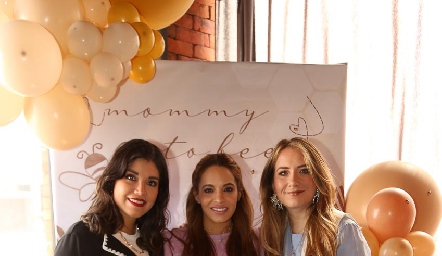  Sandra Ávila, Fer Paredes y Alis González.