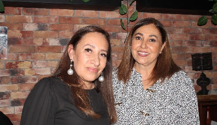 Ceci Muñoz y Adriana Alcalde.